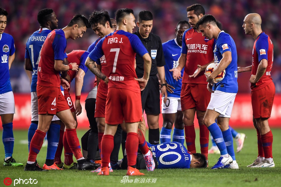 钟晋宝受伤倒地