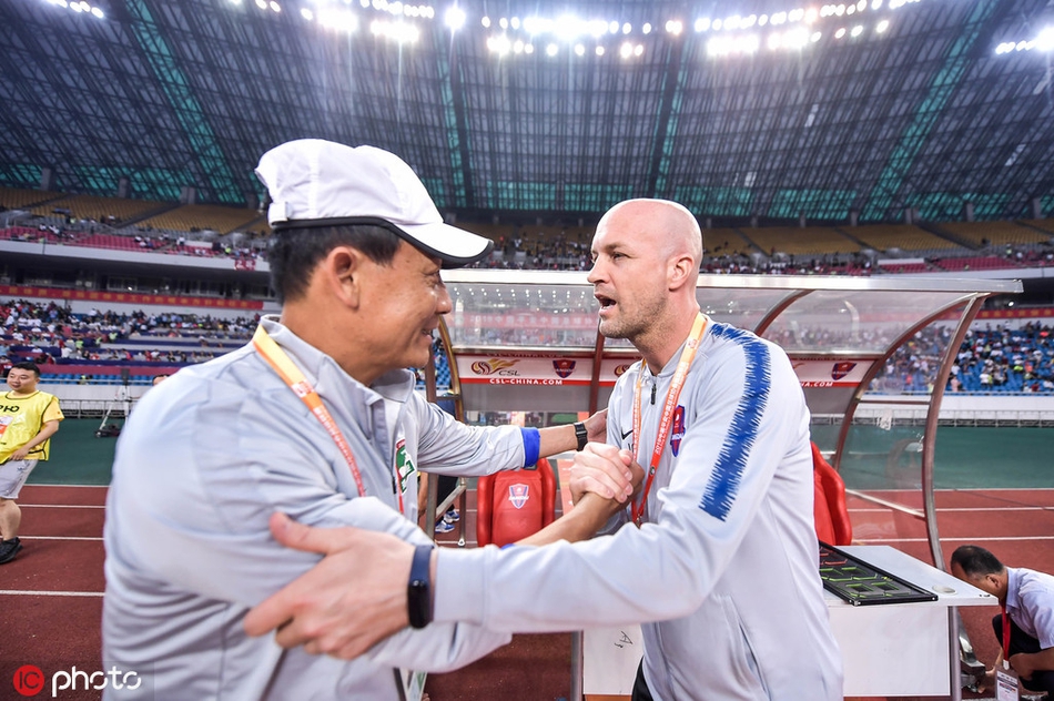 王宝山小克鲁伊夫亲切握手