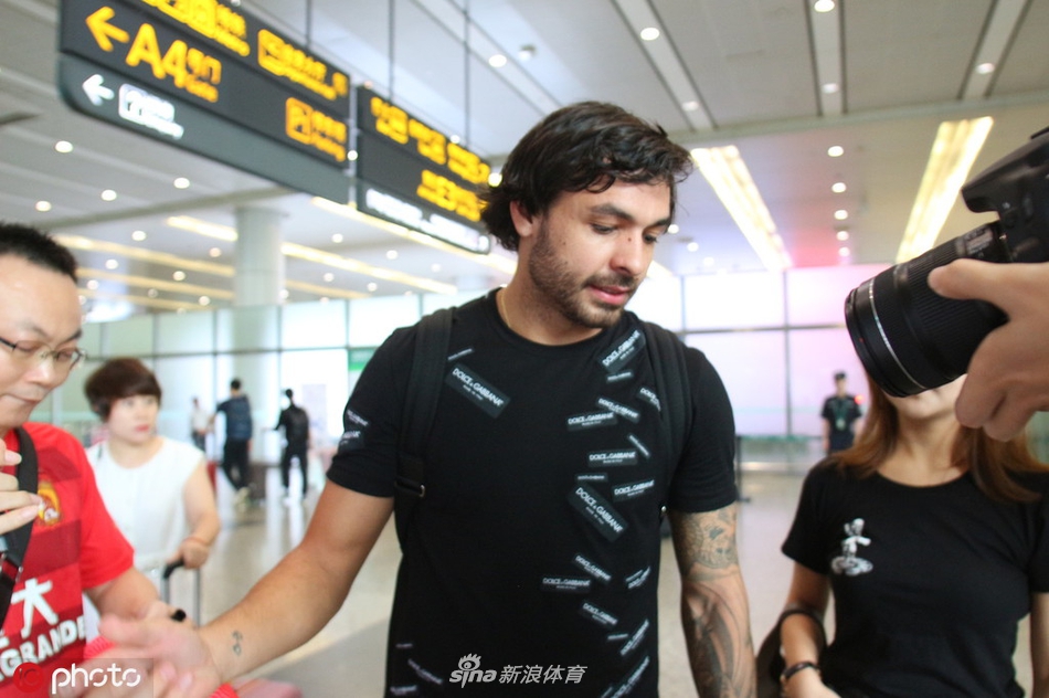 高拉特为球员签名2