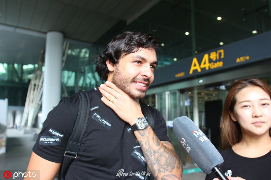 高拉特笑容满面