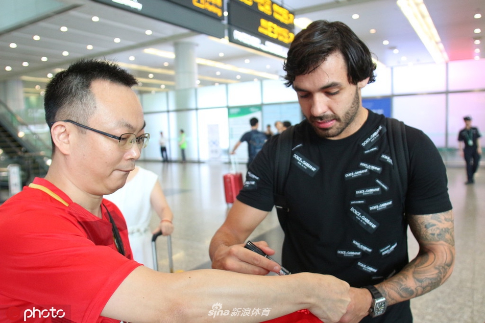 高拉特为球迷签名
