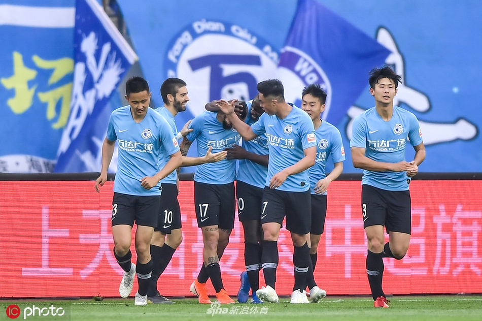 哈姆西克与队友庆祝进球