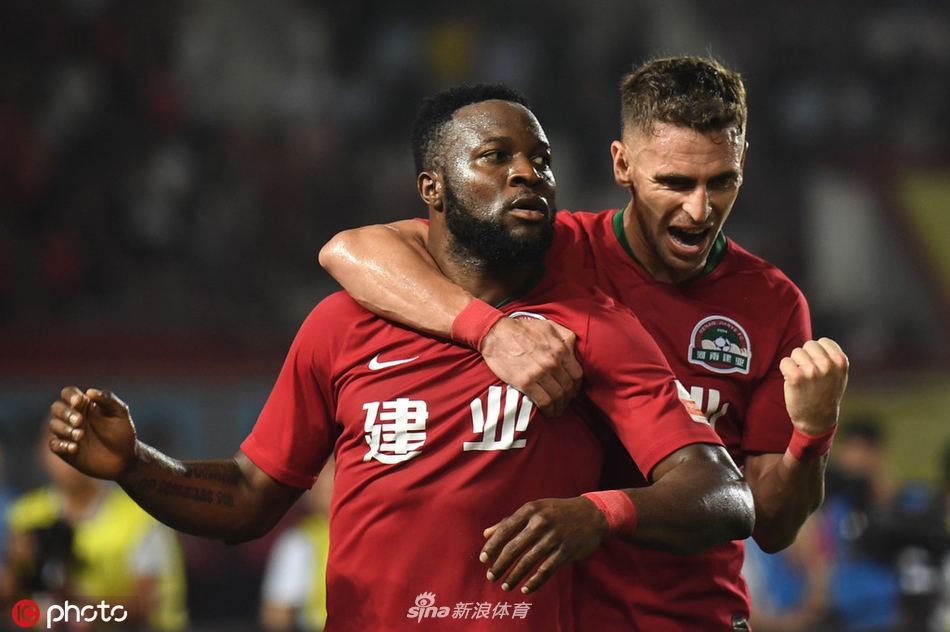 奥汗德扎与伊沃庆祝进球