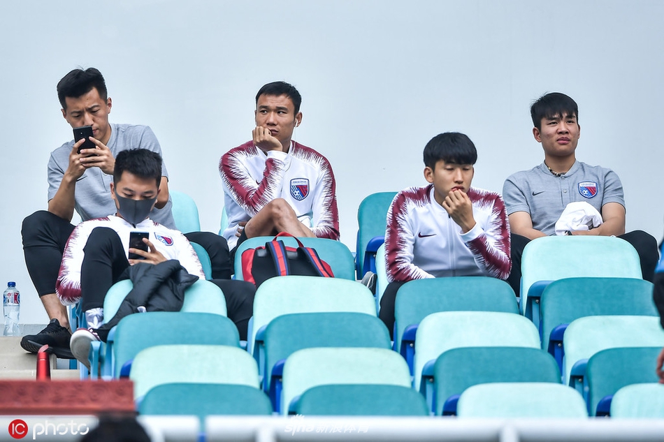 储今朝、温家宝、张成林、张源、钱宇淼看台观战