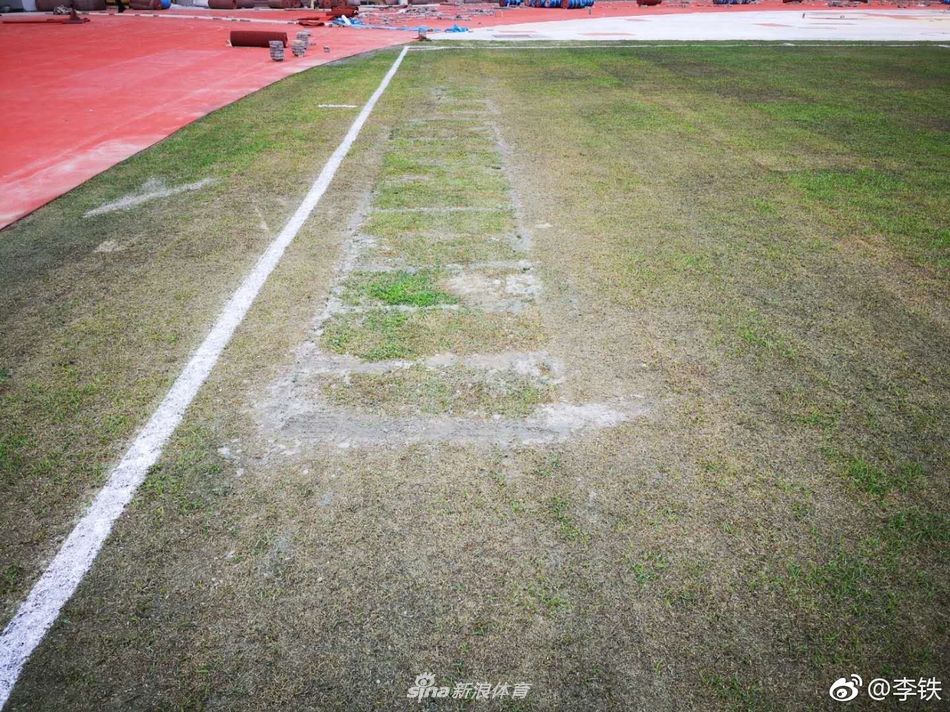 卓尔比赛延期因草皮烂如菜地