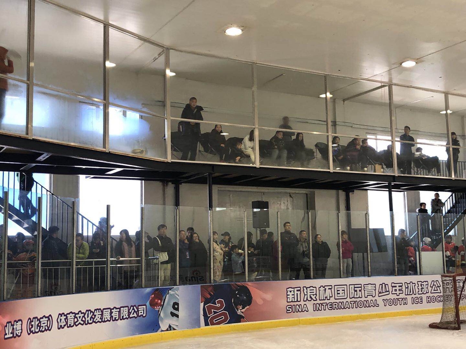 新浪杯冰球公开赛总决赛开幕