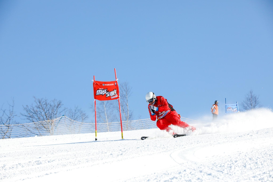 新浪杯高山滑雪公开赛梦都美站双板激战瞬间