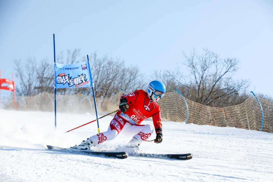 新浪杯高山滑雪公开赛梦都美站双板激战瞬间