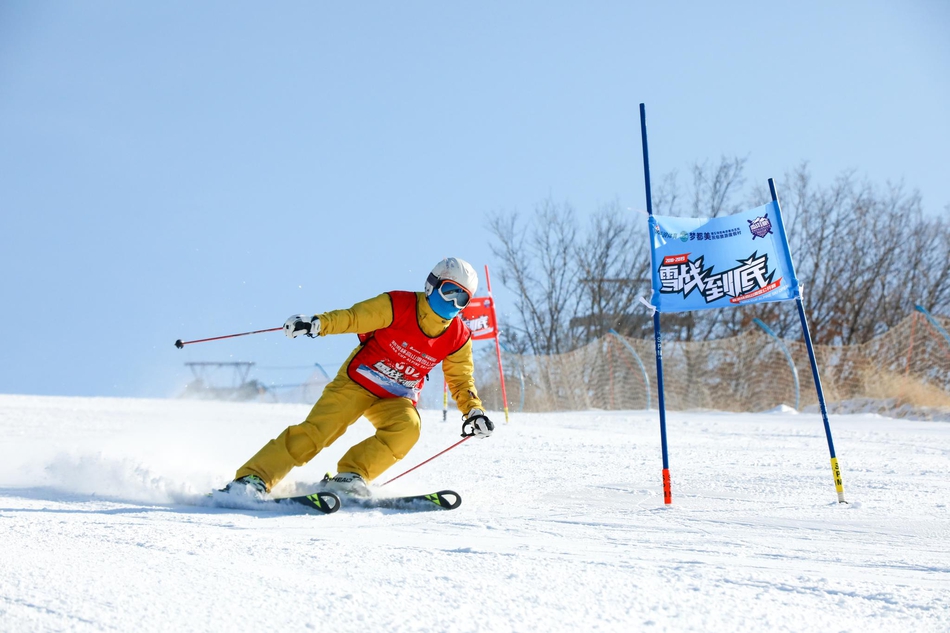 新浪杯高山滑雪公开赛梦都美站双板激战瞬间
