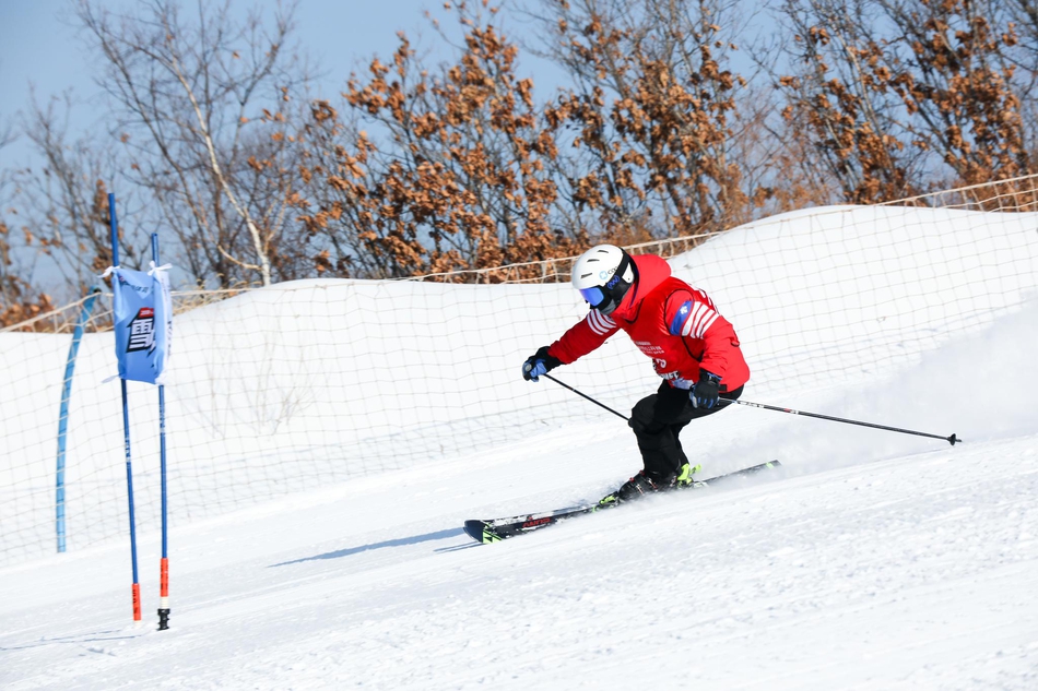 新浪杯高山滑雪公开赛梦都美站双板激战瞬间