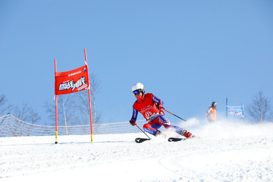 新浪杯高山滑雪公开赛梦都美站双板激战瞬间