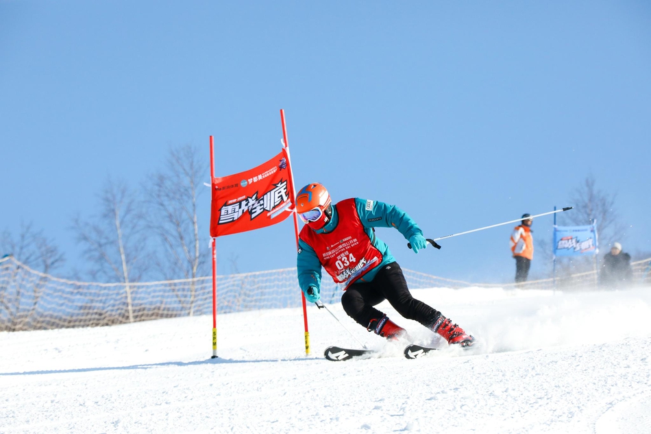 新浪杯高山滑雪公开赛梦都美站双板激战瞬间