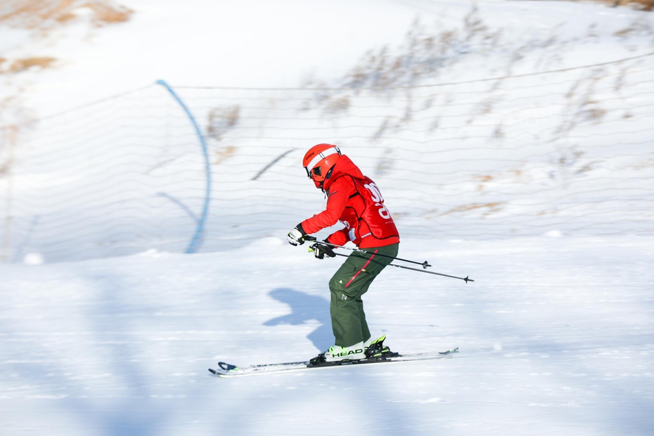 新浪杯高山滑雪公开赛梦都美站双板激战瞬间