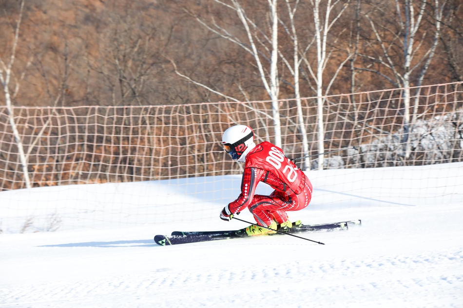 新浪杯高山滑雪公开赛梦都美站双板激战瞬间