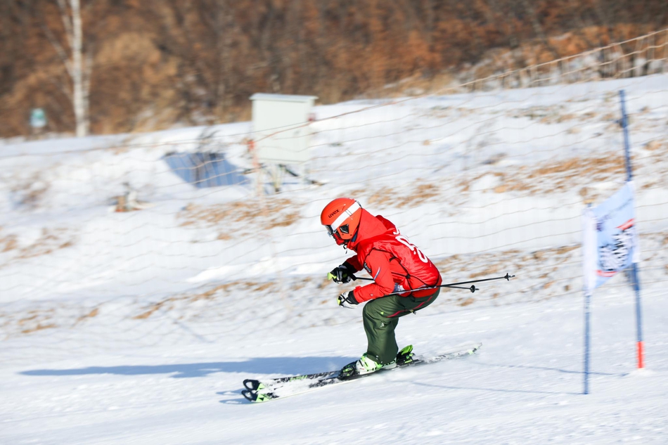 新浪杯高山滑雪公开赛梦都美站双板激战瞬间