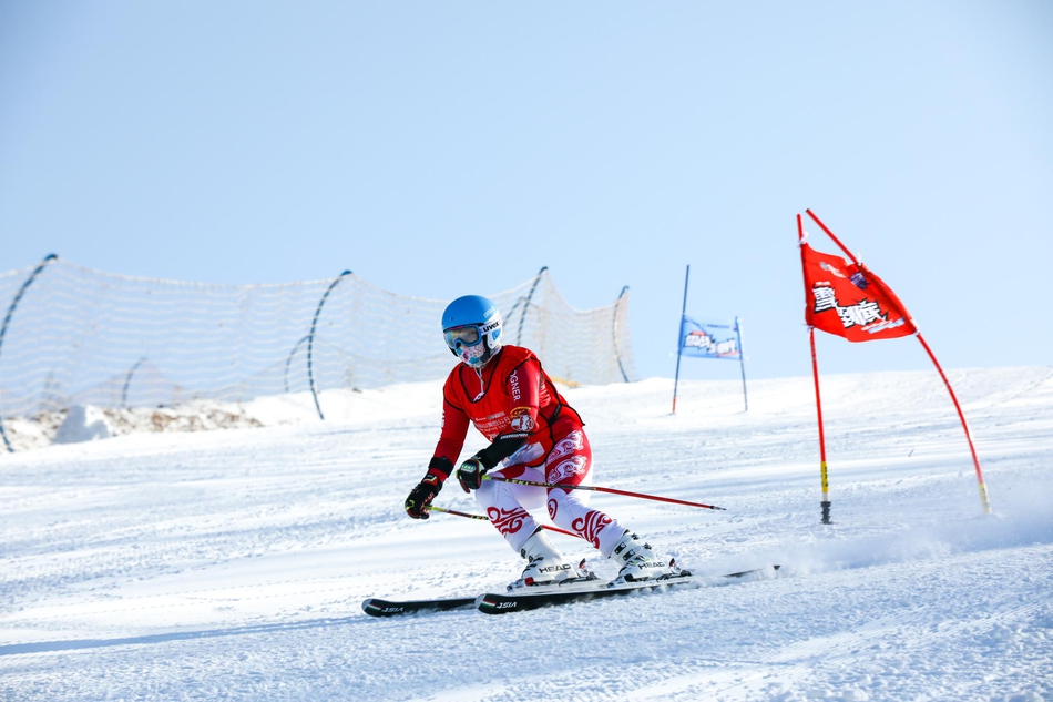 新浪杯高山滑雪公开赛梦都美站双板激战瞬间