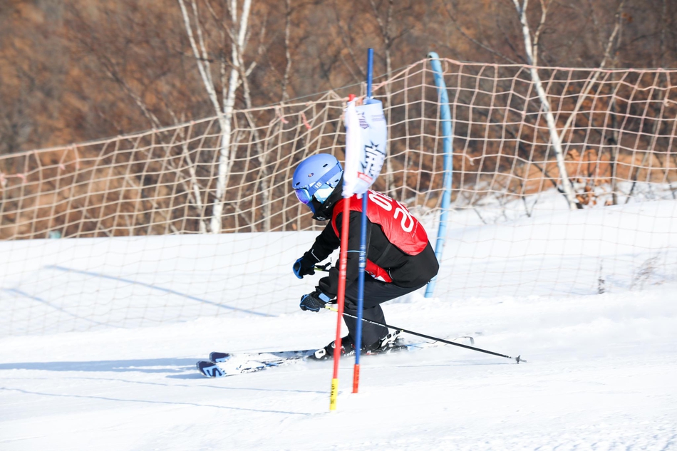 新浪杯高山滑雪公开赛梦都美站双板激战瞬间