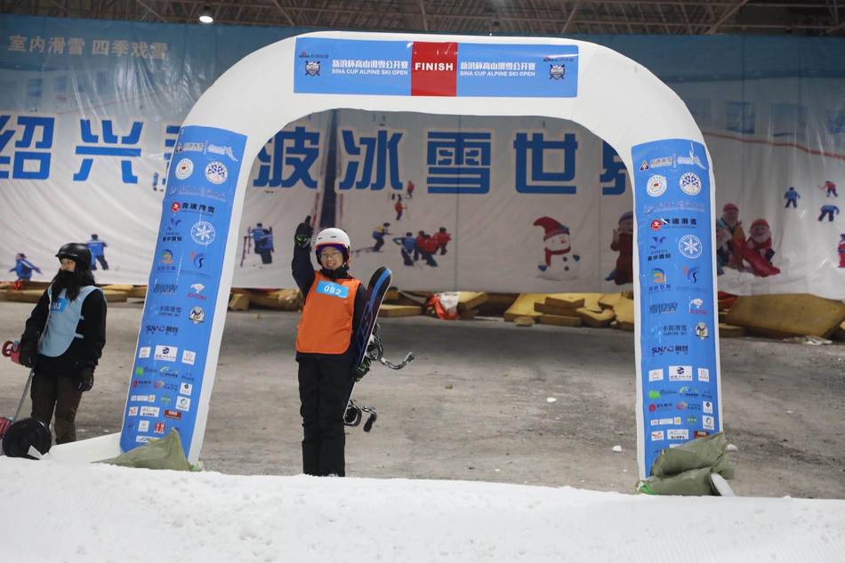 新浪杯高山滑雪公开赛绍兴乔波站比赛精彩瞬间