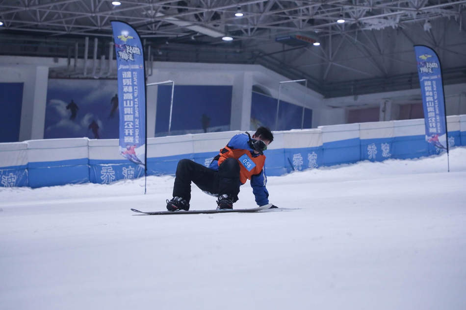 新浪杯高山滑雪公开赛绍兴乔波站比赛精彩瞬间