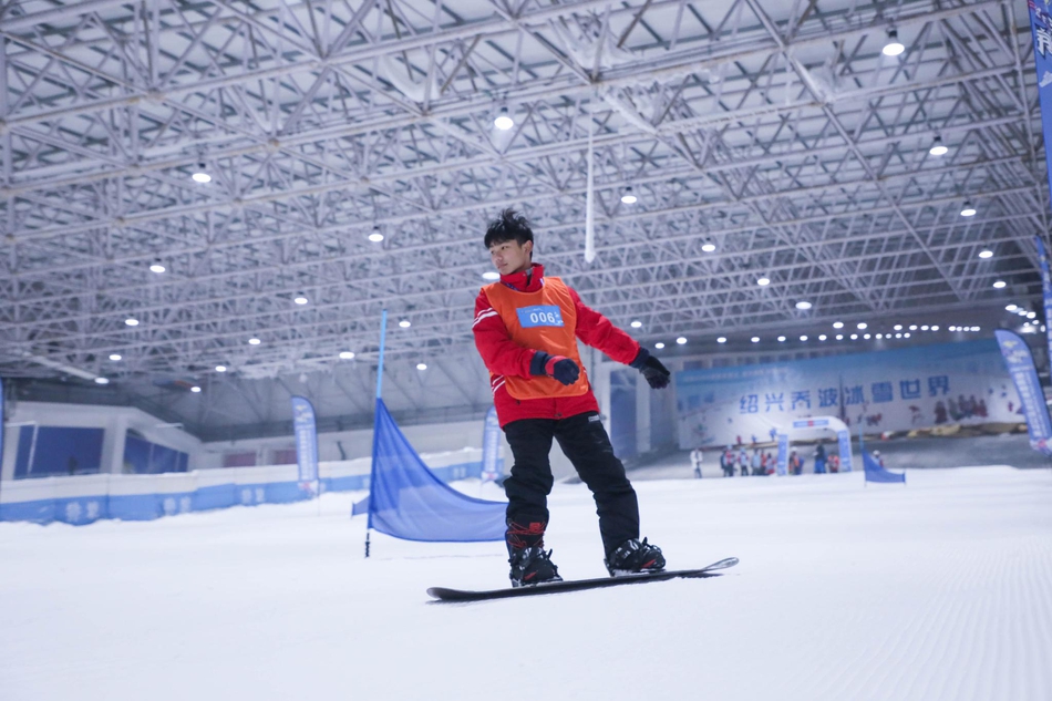 新浪杯高山滑雪公开赛绍兴乔波站比赛精彩瞬间