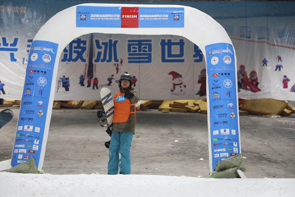 新浪杯高山滑雪公开赛绍兴乔波站比赛精彩瞬间