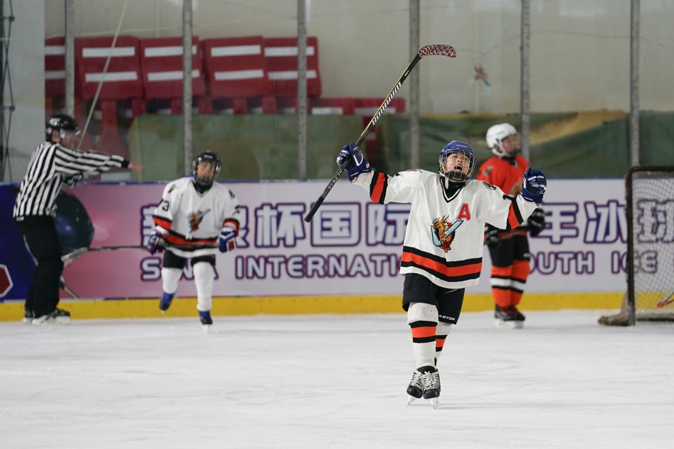 新浪杯冰球公开赛总决赛开幕