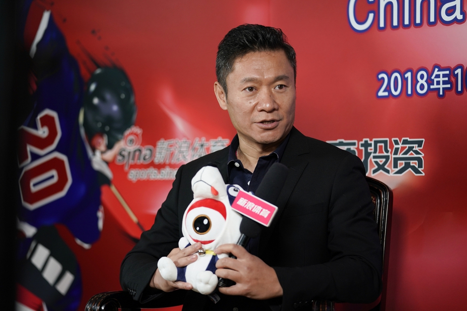 新浪杯冰球公开赛总决赛开幕