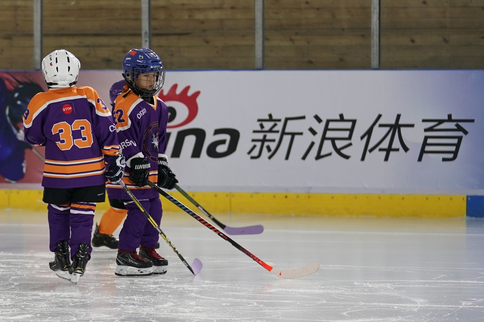 新浪杯冰球公开赛总决赛开幕