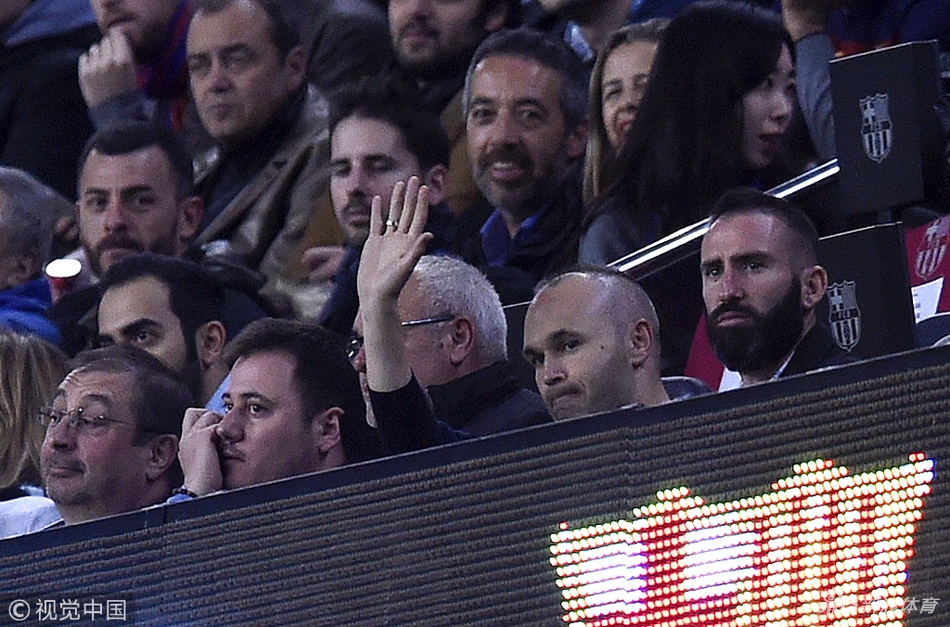 伊涅斯塔看台观战