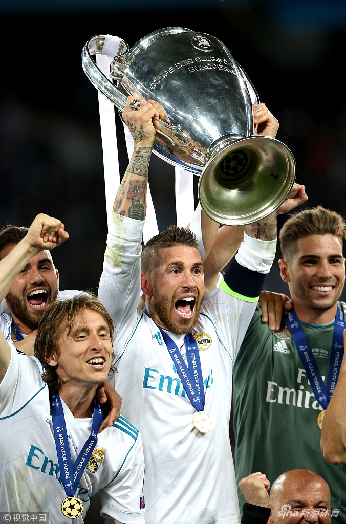 拉莫斯高举奖杯