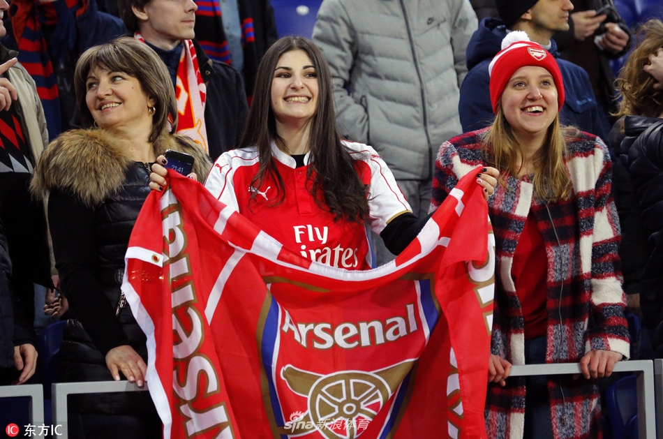 枪手的美女球迷随队远征