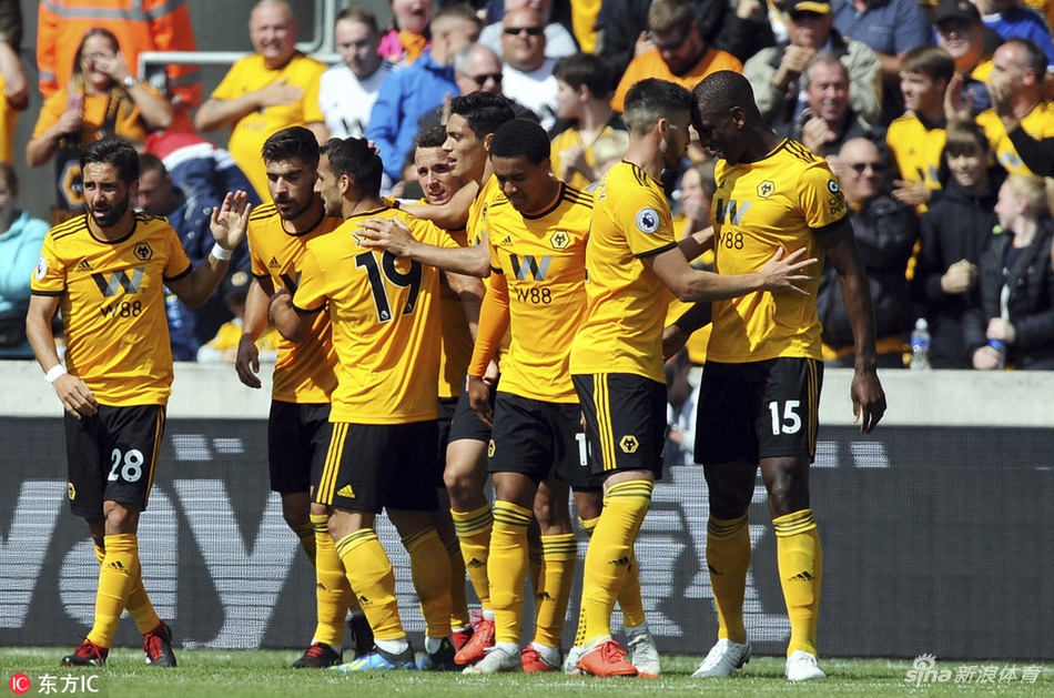 狼队众将庆祝进球