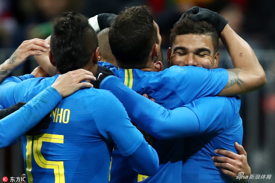 巴西队庆祝进球