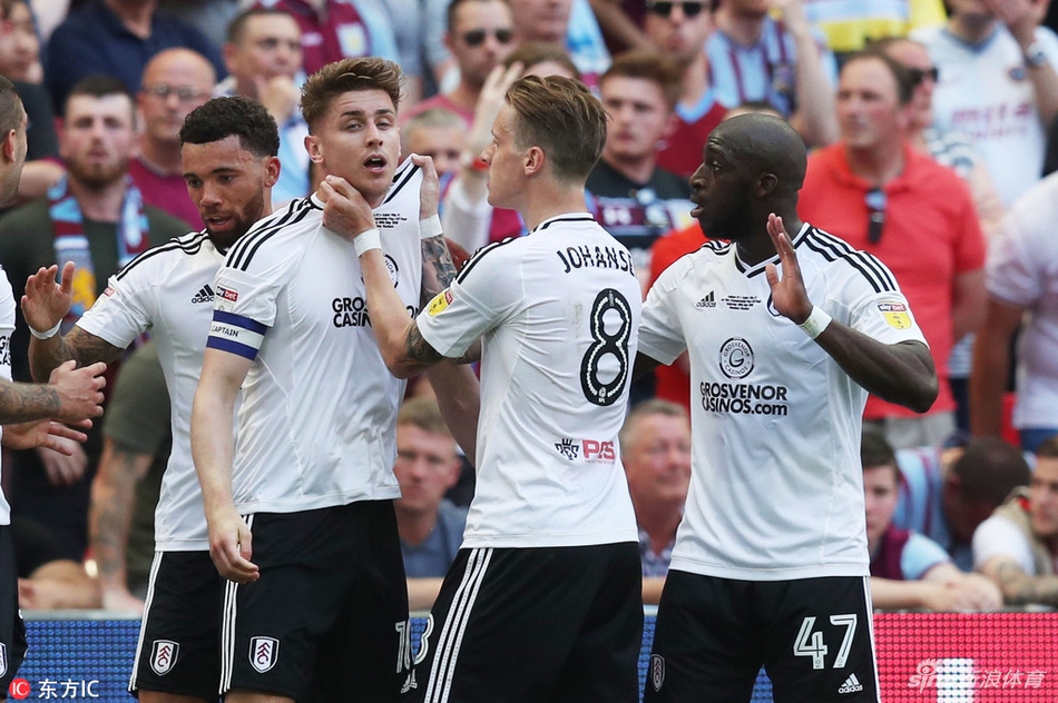 富勒姆球员庆祝进球