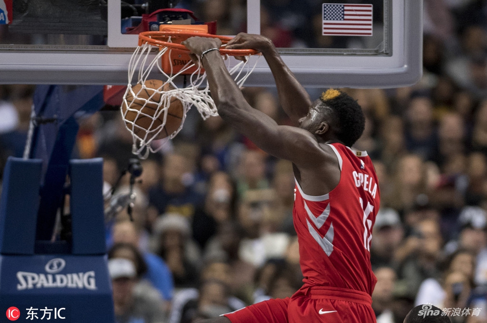 卡佩拉双手灌篮