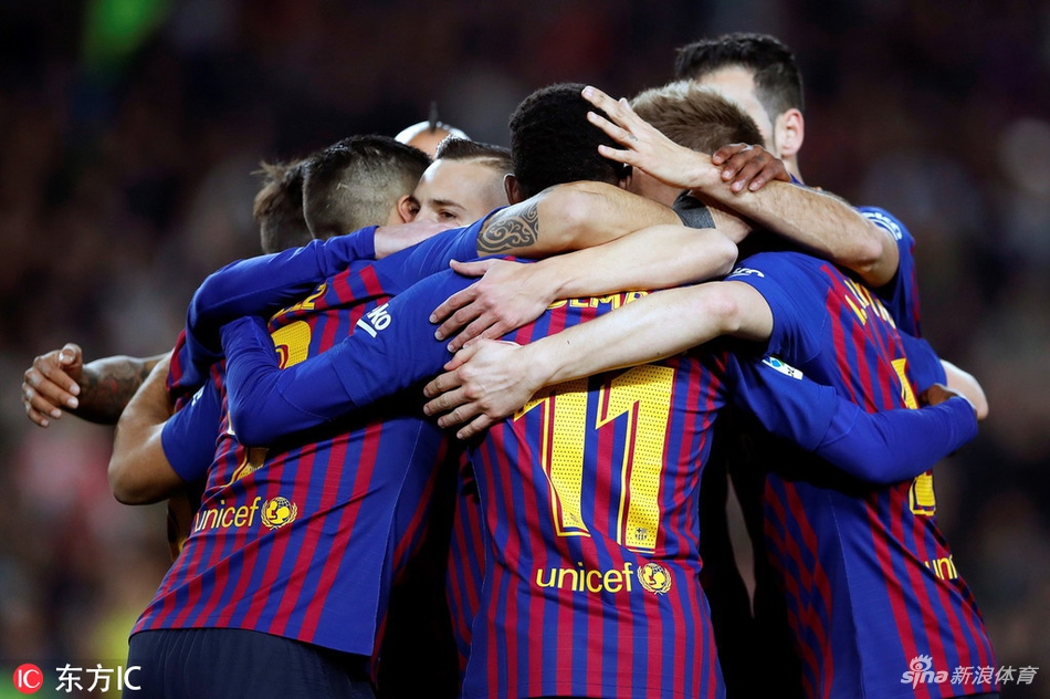 巴萨众将庆祝进球