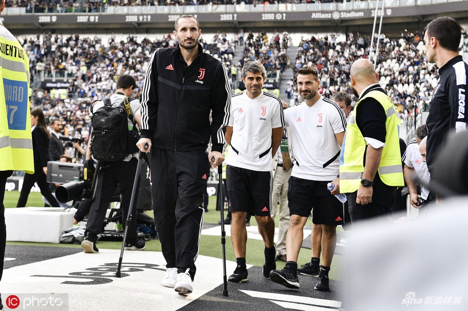 基耶利尼拄拐观战