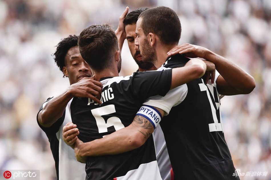 尤文众将庆祝进球
