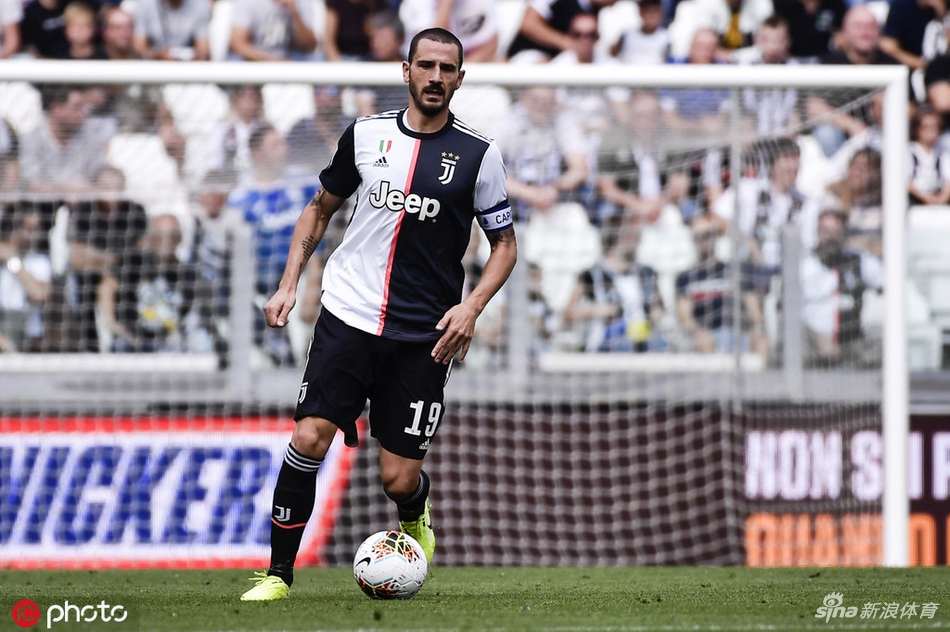 博努奇带球突破