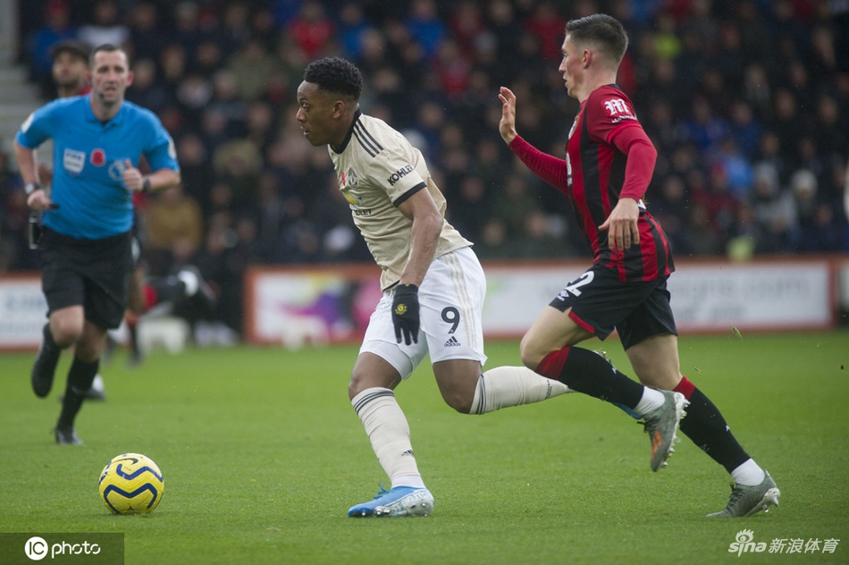 马夏尔带球突破