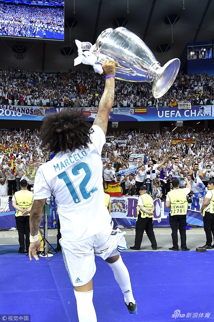 马塞洛高举奖杯