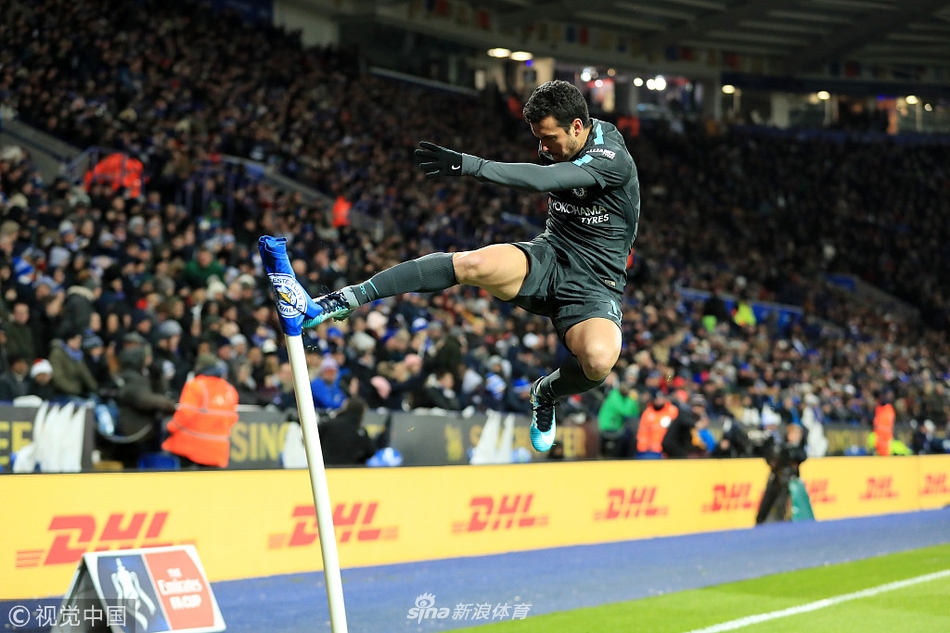 佩德罗飞踹角旗杆庆祝进球