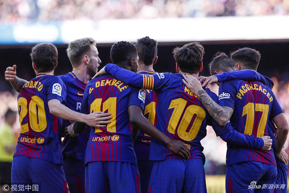 巴萨队员庆祝进球