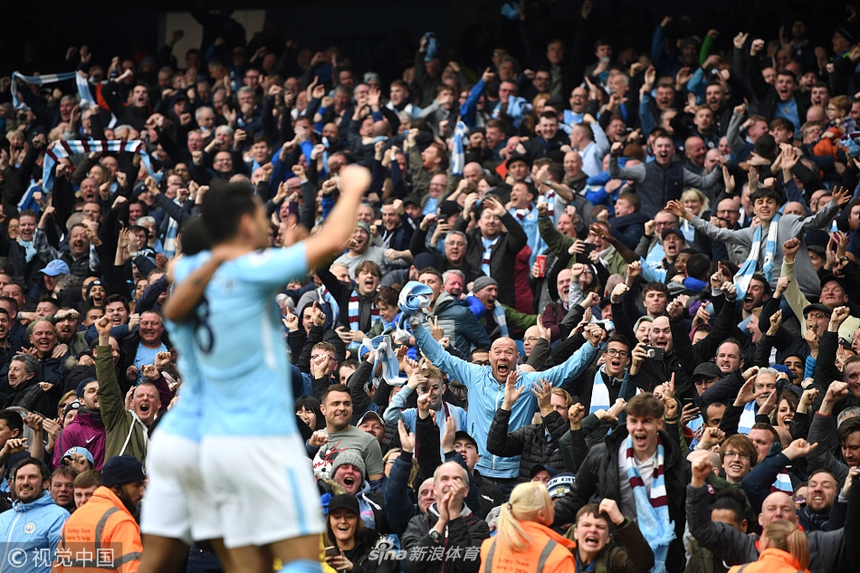 球迷为曼城队员疯狂打call