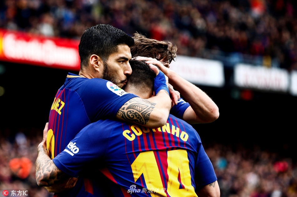 苏神拥抱为他助攻的库鸟