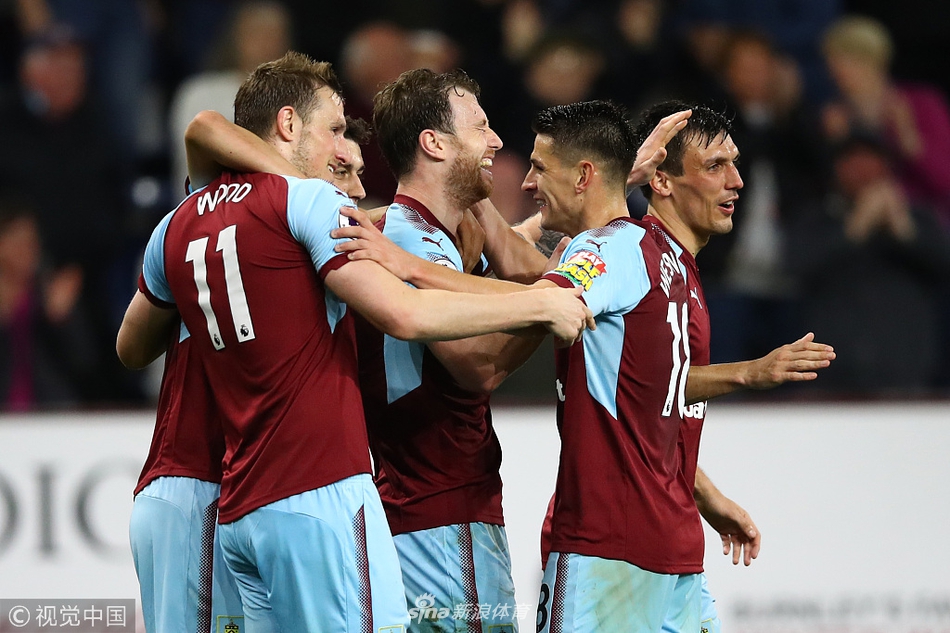 伯恩利庆祝进球