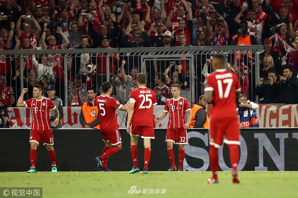 拜仁庆祝进球