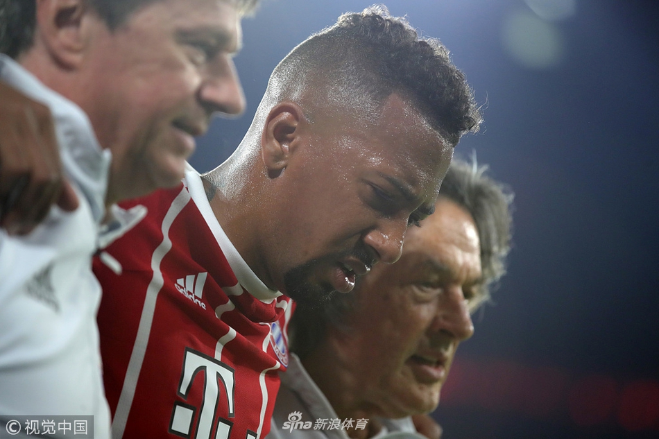 博阿滕表情痛苦