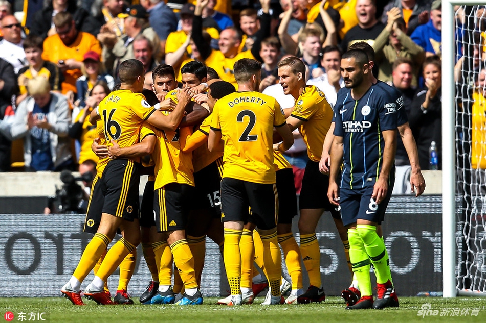 狼队众将庆祝领先