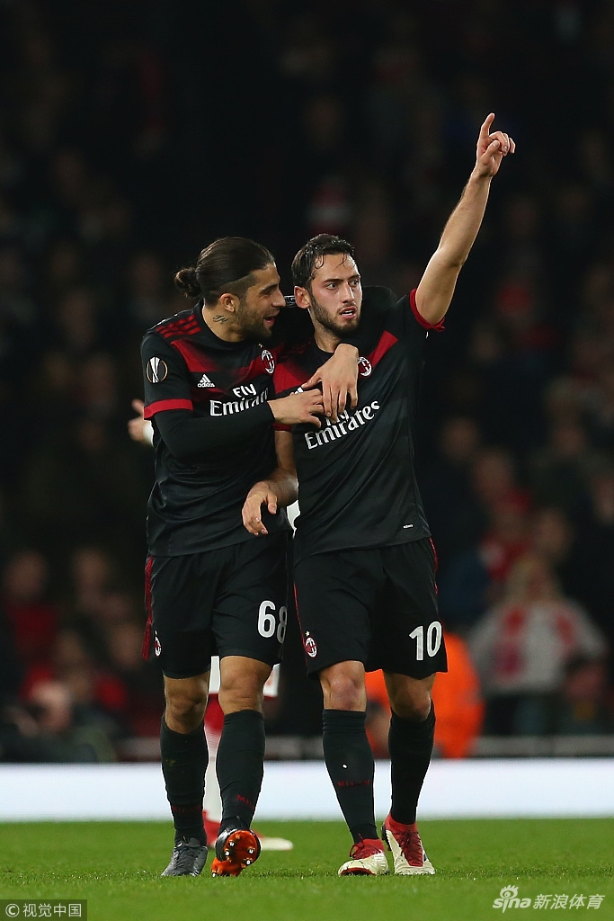 罗德里格斯祝贺队友